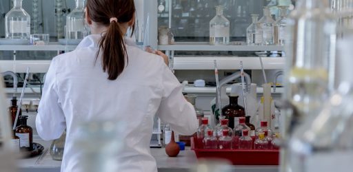 laboratory-2815641 (1)